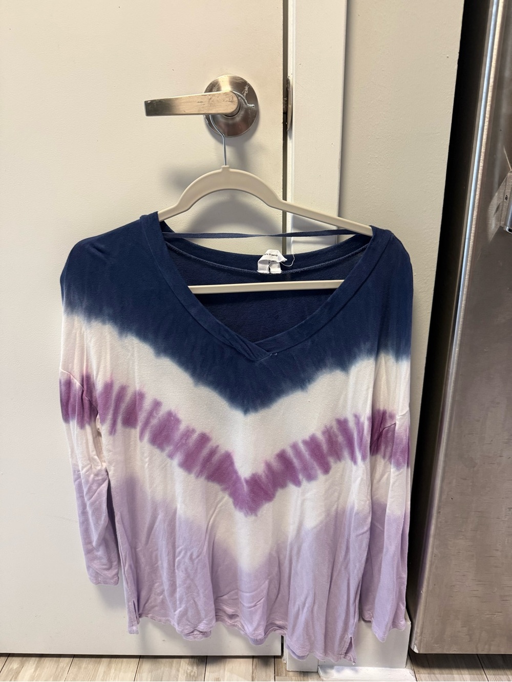 Cable & Gauge Navy, White & Lavender V-Neck Tie-Dye Long Sleeve Top